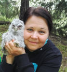 Jenni Lindstedt pöllörengastusta harjoittelemassa.